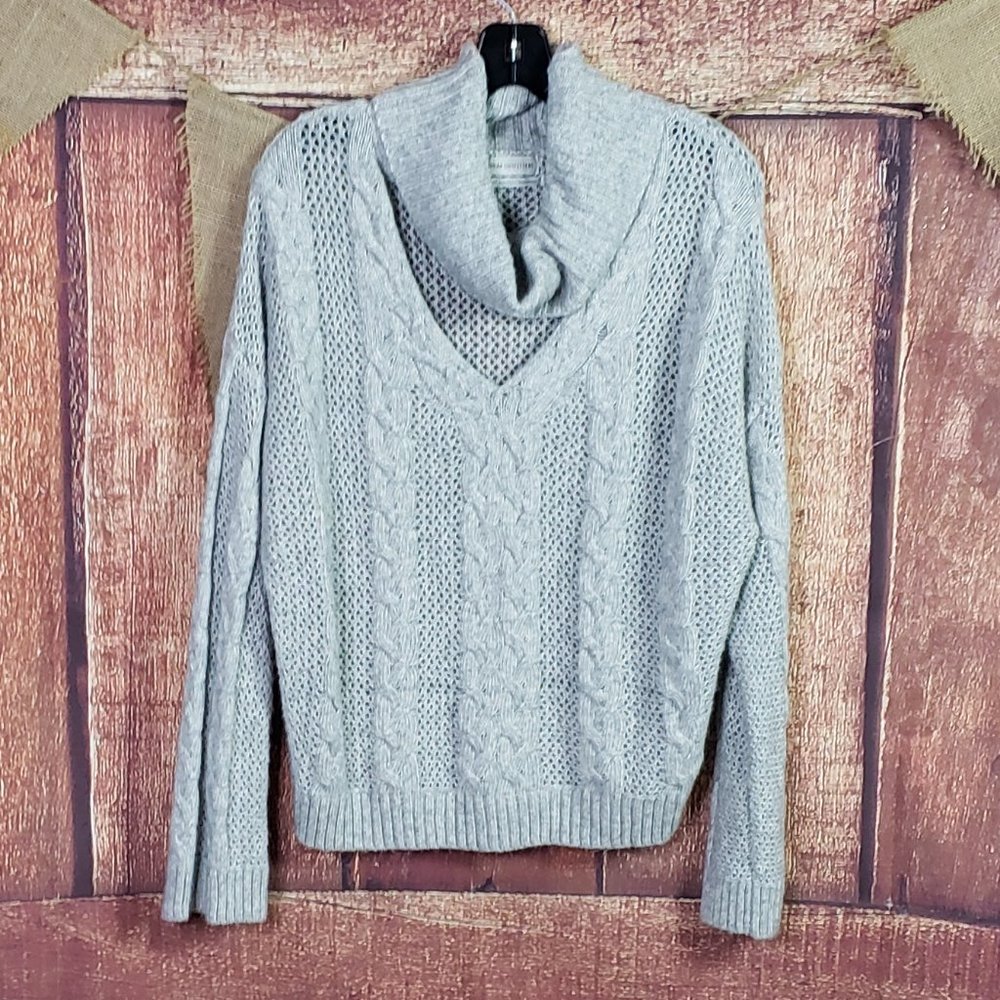 LIKE NEW URBAN OUTFITTERS V NECK COLLAR CUT OUT GREY KNIT SWEATER - Picture 3 of 6